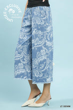 Load image into Gallery viewer, Umgee Stone Wash Floral Print Denim Cropped Pant