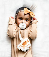 Load image into Gallery viewer, Itzy Ritzy Soothe & Store Paci Clip - Sun