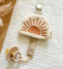 Load image into Gallery viewer, Itzy Ritzy Soothe & Store Paci Clip - Sun