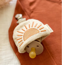 Load image into Gallery viewer, Itzy Ritzy Soothe & Store Paci Clip - Sun