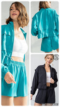 Load image into Gallery viewer, PLUS SIZE CRINKLE WOVEN CROPPED JACKET BY RAE MODE
