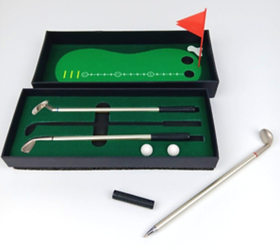 Mini Desktop Golf Putting Green 3 Ballpoint Pen Golf Clubs 2 Golf Balls & Flag